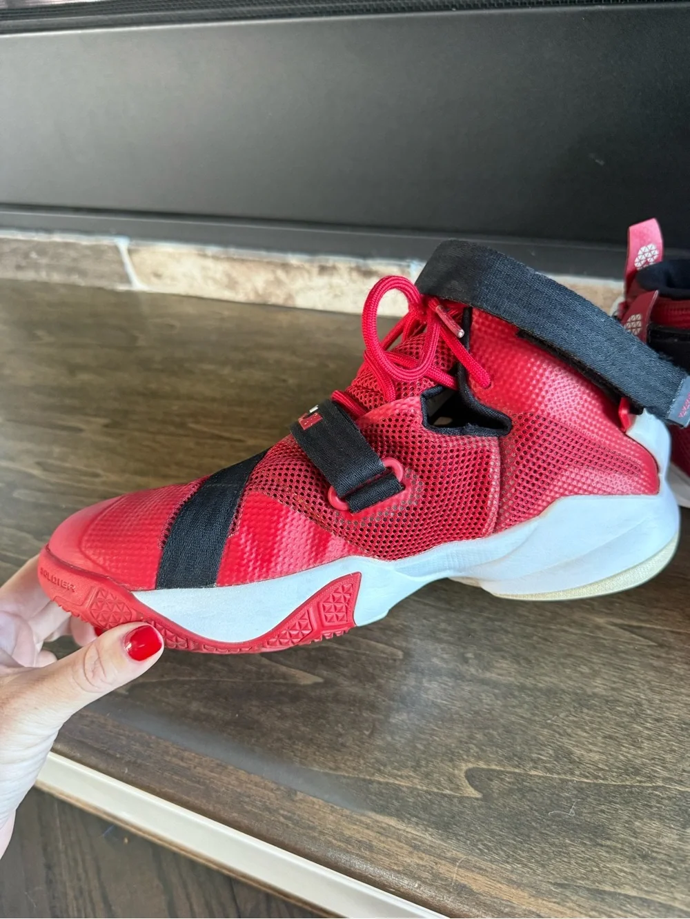 Nike LeBron Soldier 9 GS Basketball Sneaker Red Black White 6.5Y 776471-606